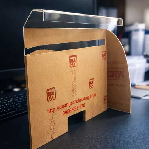 Kệ Mica ốp lưng máy tính thumb