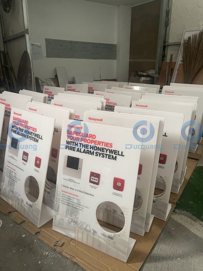 in uv tren mica trang sua