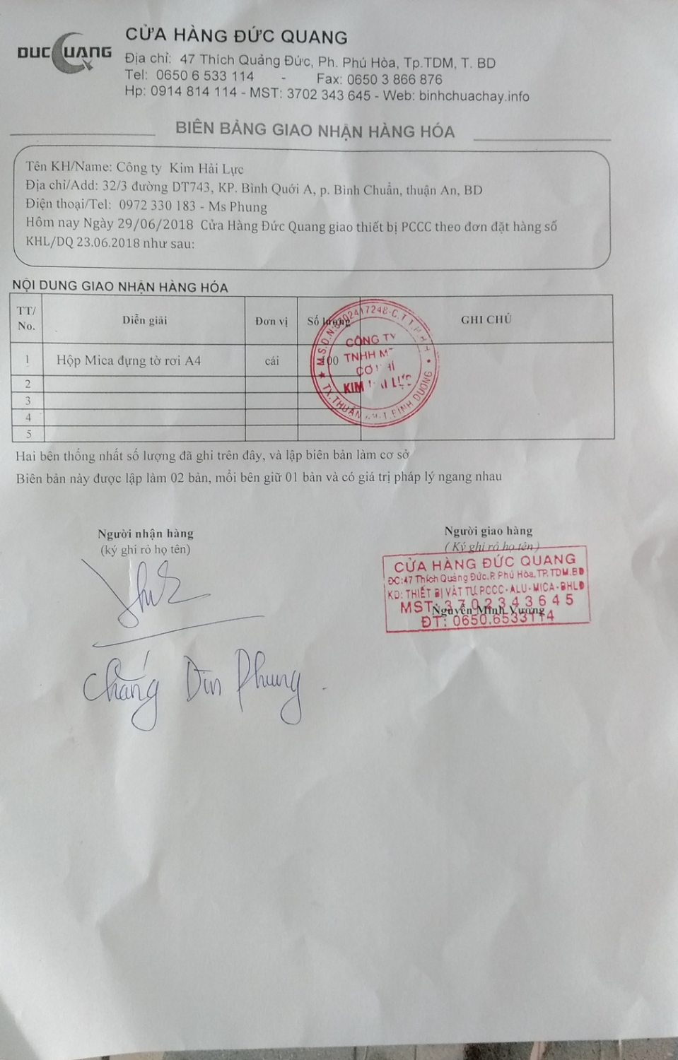 Kệ Mica để tờ rơi A4 treo tường